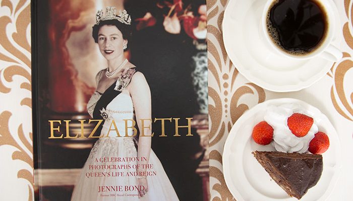 Elizabeth: Celebration in Photographs by Jennie Bond